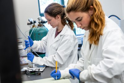 Students in the labs of Ashley Helton and Beth Lawrence of the Department of Natural Resources and the Environment (NRE) in the College of Agriculture, Health and Natural Resources (CAHNR) conduct denitrification experiments on samples from shoreline sites around Connecticut to monitor greenhouse gases (GHGs) in the Institute of the Environment and Energy (IOE). Aug. 13, 2025. (Jason Sheldon/UConn Photo)